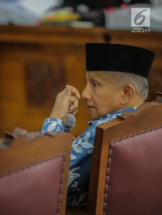 Ketua Dewan Kehormatan Partai Amanat Nasional (PAN), Amien Rais saat menjadi saksi dalam persidangan kasus berita bohong atau hoaks dengan terdakwa Ratna Sarumpaet di Pengadilan Negeri Jakarta Selatan, Kamis (4/4). Sidang kali ini beragendakan pemeriksaan saksi. (Liputan6.com/Faizal Fanani)