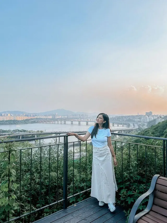 Kaos dan Rok Panjang