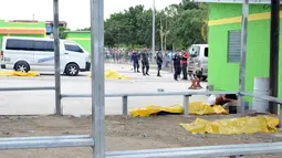 Petugas berjaga disekitar lokasi penembakan di terminal bus kota Choloma, Honduras, (24/11). Kabarnya ada 8 pria yang menembakkan senjatanya di lokasi terminal. (REUTERS/Stringer)