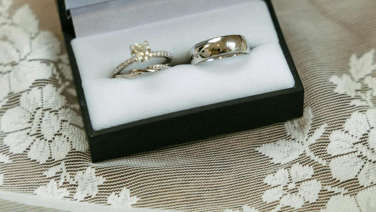 Pilih Cincin Emas atau Perak? Ini Panduan Lengkapnya untuk Anda