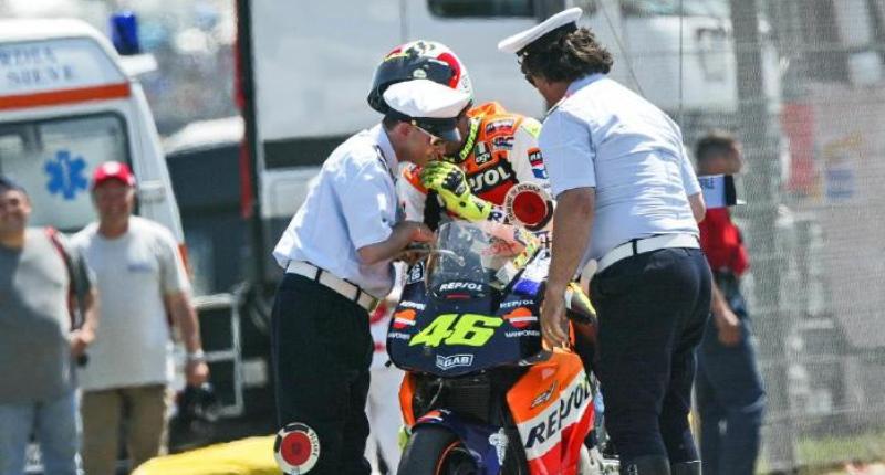 Valentino Rossi saat melakukan selebrasi seolah-olah kena tilang petugas di Sirkuit Mugello, Italia, pada 2002. (Foxsport)