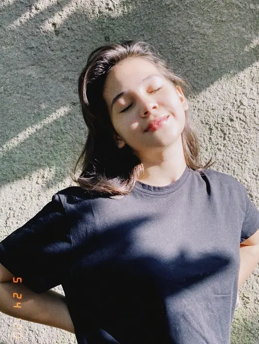 Sedang disibukkan syuting sinetron, bintang film 'Danur' ini kini tengah menjadi idola remaja Tanah Air. (Liputan6.com/IG/@sandrinna_11)