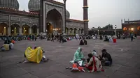 Umat Muslim berbuka puasa di masjid Jama Masjid pada hari pertama bulan suci Ramadhan, di New Delhi (14/4/2021). Masjid Jama ini selesai pada tahun 1656 M dan merupakan yang terbesar dan terkenal di India. (AFP/Prakash Singh)