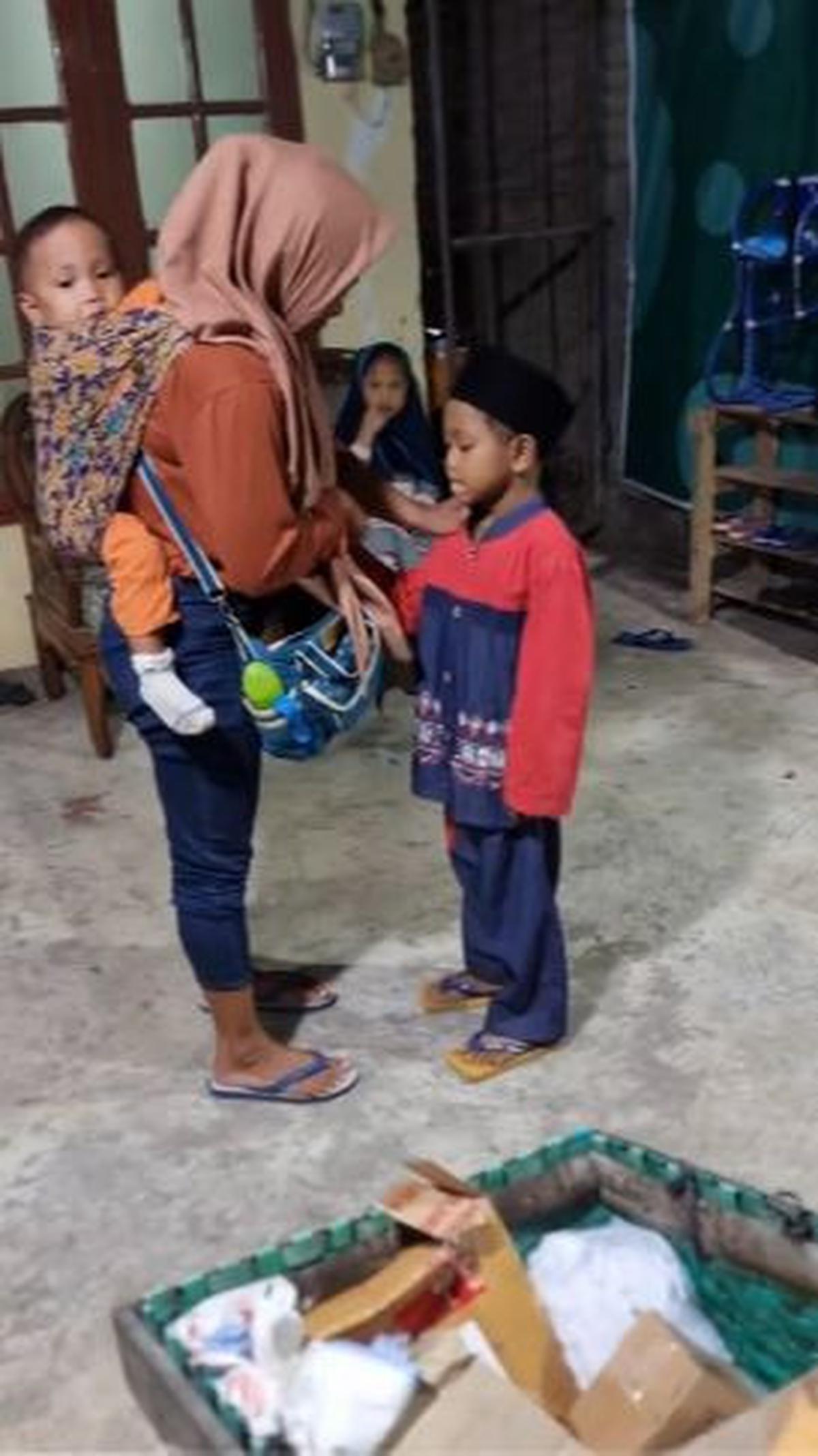 Momen boyah yatim yang menjadi anak asuh anggota polisi saat dijenguk Ibunya ini sontak mencuri perhatian publik. Berbagai komentar pun membanjiri unggahan tersebut. <br>