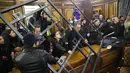 Demonstran menerobos masuk Gedung Parlemen saat memprotes kesepakatan untuk menghentikan pertempuran di wilayah Nagorno-Karabakh, Yerevan, Armenia, Selasa (10/11/2020). PM Armenia Nikol Pashinian menyerukan diakhirinya pertempuran dengan Azerbaijan. (AP Photo/Dmitri Lovetsky)