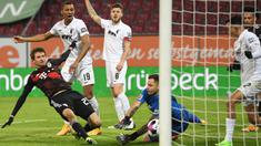 Penyerang Bayern Munchen, Thomas Mueller, berusaha mencetak gol ke gawang Augsburg dalam laga lanjutan Liga Jerman di WWK Arena, Kamis (21/1/2021) dini hari WIB. Bayern Munchen menang 1-0 atas Augsburg. (AFP/Andreas Gebert/pool)