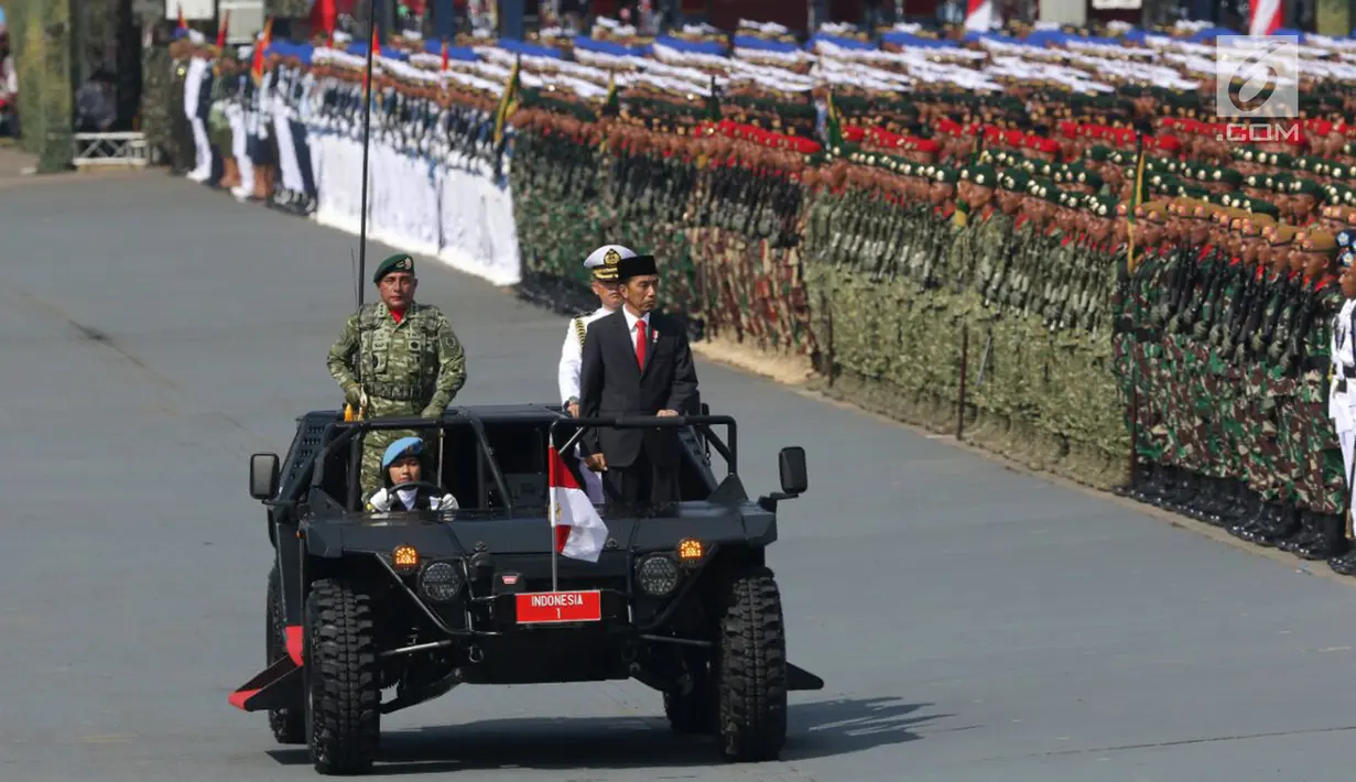 Presiden Joko Widodo (Jokowi) meninjau pasukan pada Upacara Peringatan HUT ke-72 TNI di Dermaga Indah Kiat Merak, Cilegon, Banten, Kamis (5/10). Jokowi bertindak sebagai inspektur upacara dalam peringatan itu. (Liputan6.com/Angga Yuniar)   