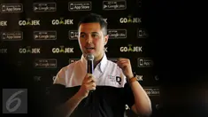 Pembalap Reli nasional, Rifat Sungkar saat konferesi pers di Jakarta, Selasa (30/6/2015). Go-Jek mengumumkan kerja sama dengan Rifat Driver Labs meliputi pelatihan mengenai keselamatan berkendara kepada para pengemudi Go-Jek. (Liputan6.com/Johan Tallo)