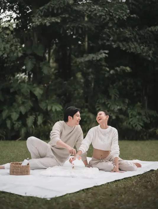 Dari sisi fashion, pasangan ini tampil serasi dalam balutan knit sweater bernuansa putih dan krem lembut. Shenina memilih cropped knit sweater dengan detail rajut klasik yang memberi sentuhan feminin sekaligus modern, [@sheninacinnamon].