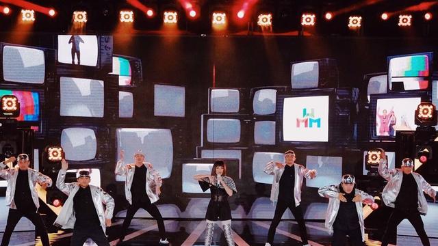 Aksi BCL dan para penari di atas panggung. (Foto: Instagram @bclsinclair)