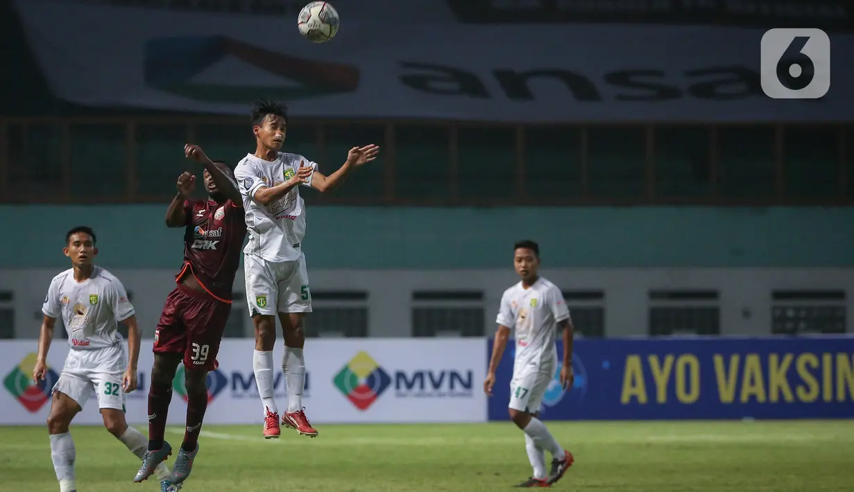 Penyerang Persebaya Surabaya, Akbar Firmansyah (kanan) berebut bola dengan penyerang Borneo FC, Nke Ondoua Guy Junior  dalam laga pekan pertama BRI Liga 1 2021/2022 di Stadion Wibawa Mukti, Cikarang, Sabtu (4/9/2021). Borneo FC menang 3-1 atas Persebaya Surabaya. (Bola.com/Bagaskara Lazuardi)