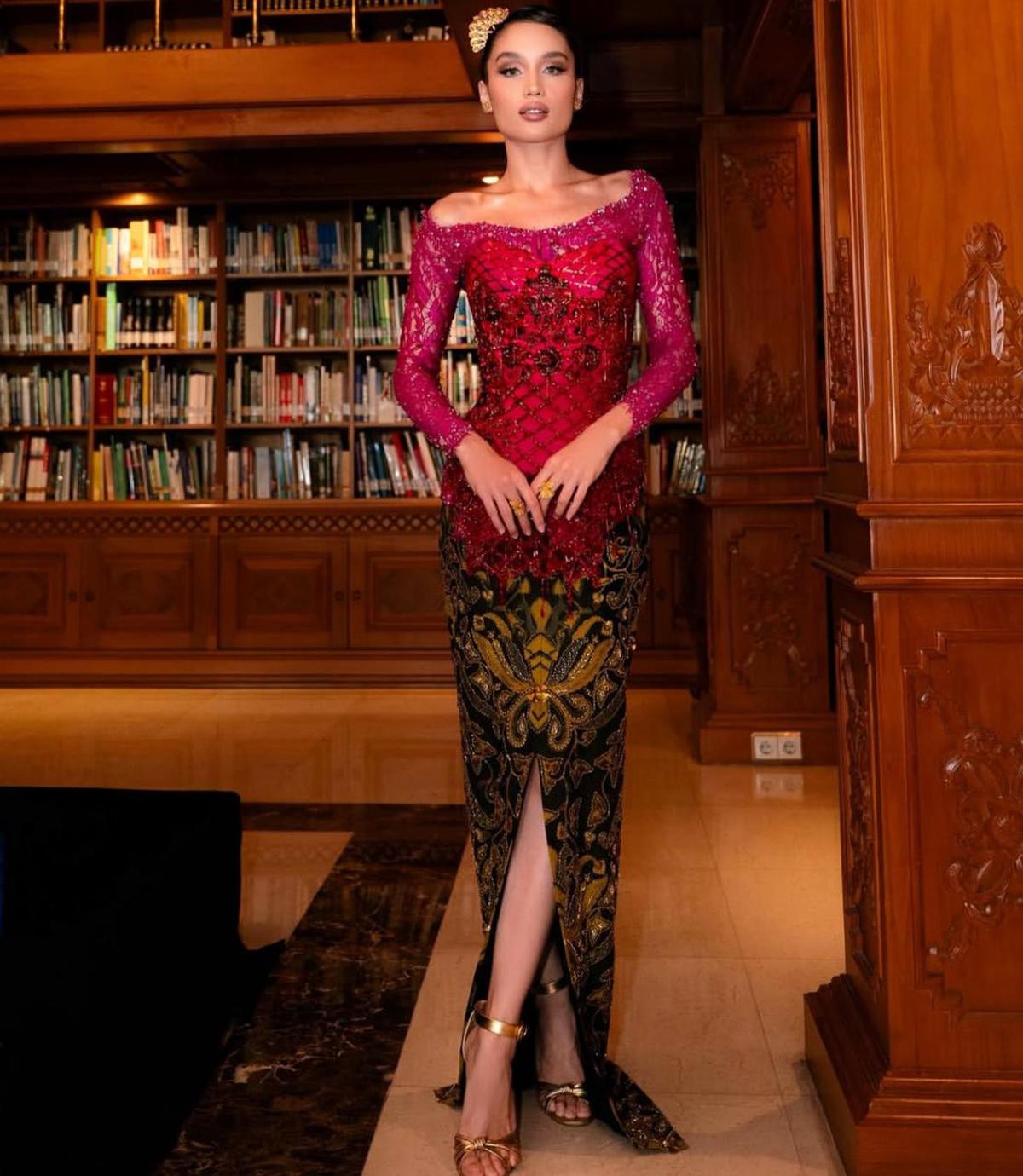7 Potret Cinta Laura Tampil Elegan dalam Kebaya Merah Muda di Hari Kartini