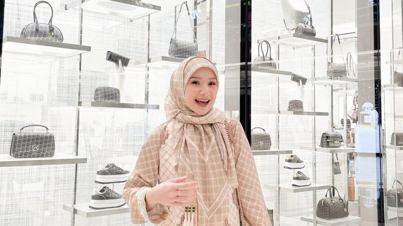 Potret Sederhana Indri Giana, Istri Ustaz Riza yang Pesonanya Bikin Netizen Terpukau
