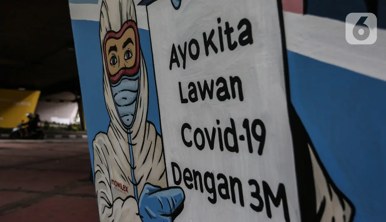 Mural imbauan untuk melawan COVID-19 terlihat di bawah kolong jembatan di Jakarta, Kamis (17/11/2020). Pemerintah Klaim Tingkat Kesembuhan Pasien Covid-19 Indonesia di Atas Global. (Liputan6.com/JohanTallo)
