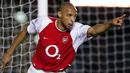 Thierry Henry. Striker Prancis yang pensiun pada 2015 dan kini menjabat asisten pelatih Timnas Belgia ini pernah berseragam Juventus selama setengah musim pada 1998/1999 dengan torehan hanya 3 gol. Usai hijrah ke Arsenal (1999/00-2006/07) ia menjadi legenda dengan ketajamannya. (AFP/Odd Andersen)