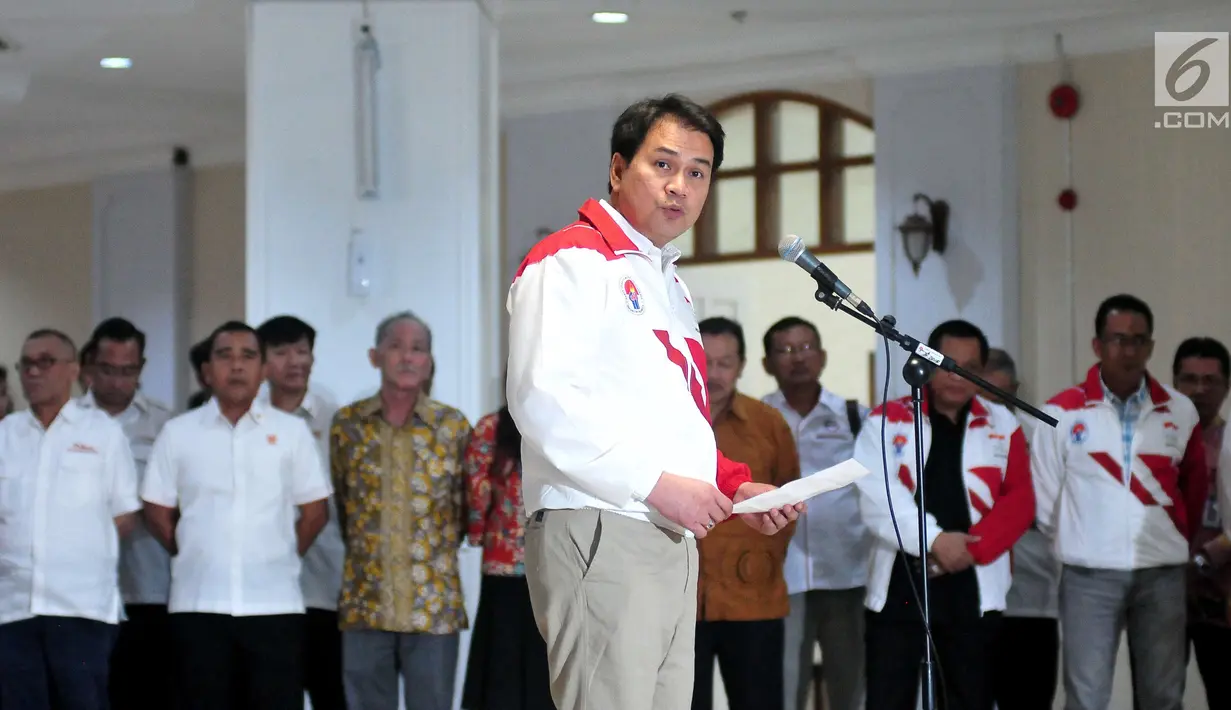 Ketua Kontingen Indonesia di SEA Games 2017 Kuala Lumpur, Aziz Syamsuddin memberi sambutan saat upacara Pengukuhan Kontingen Indonesia untuk SEA Games Kuala Lumpur 2017 di Auditorium Wisma Menpora, Jakarta, Rabu (8/2). (Liputan6.com/Helmi Afandi)