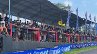 Tampak penuhnya tribune penonton pada gelaran Yamaha Cup Race 2025 di Sirkuit Bukit Peusar, Tasikmalaya. (Hendry Wibowo/Bola.com)