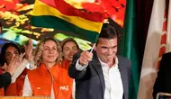 Rodrigo Paz melambaikan bendera Bolivia setelah hasil sementara menunjukkan ia unggul dalam pemilihan presiden putaran kedua, Minggu (19/10/2025). (Dok. AP/Natacha Pisarenko)&nbsp;&nbsp;&nbsp;