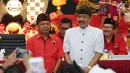 I Wayan Koster (kiri) dan Tjokorda Oka Arthadan saat diperkenalkan usai ditetapkan di Jakarta, Sabtu (11/11). PDIP mengusung I Wayan Koster dan Tjokorda Oka Arthadan di Pilgub Bali 2018. (Liputan6.com/Helmi Fithriansyah)