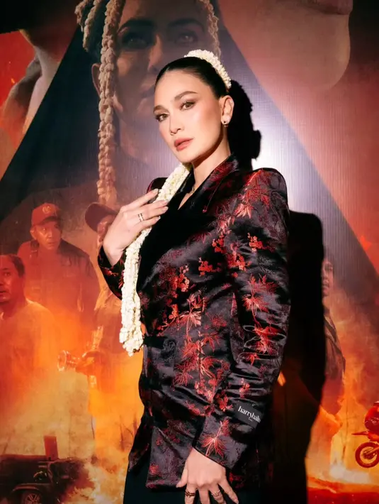 Wajahnya dipulas flawless bernuansa warna dengan mengaplikasikan blush on coral senada dengan lipstiknya yang dipulas oleh MUA @rhay_david. [@snap.nuel/@claudianrh]