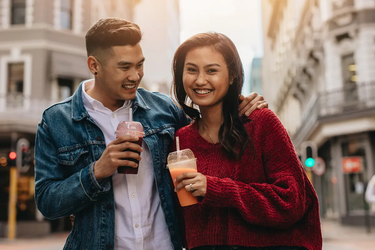 perempuan dan pasangan yang seumuran