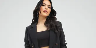 Sophia Latjuba mengenakan blazer hitam dengan cara yang unik. Dipadukan dengan innerwear cropped top dan celana panjang hitam, blazernya seperti menyempurnakan penampilannya, bahkan untuk acara formal sekalipun masih terlihat pantas. Foto: Instagram.