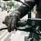 Jangan Biasakan Jari di Tuas Rem Motor, Ini Risiko yang Perlu Diwaspadai