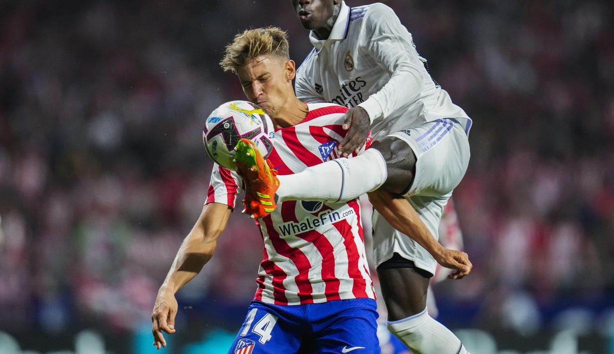Bek Real Madrid, Ferland Mendy berusaha merebut bola dari gelandang Atletico Madrid, Marcos Llorente selama pertandingan lanjutan La Liga Spanyol di stadion Wanda Metropolitano di Madrid, Spanyol, Senin (19/9/2022).  Real Madrid menang atas Atletico Madrid 2-1. (AP Photo/Manu Fernandez)