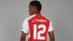Bek asal Belanda, Jurrien Timber baru saja diresmikan menjadi rekrutan anyar Arsenal pada bursa transfer pemain musim 2023/2024. Tercatat, selama rentang hampir 30 tahun terakhir, Jurrien Timber menjadi rekrutan kelima The Gunners asal Belanda. Berikut daftar lengkapnya. (arsenal.com)