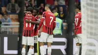 Pemain AC Milan merayakan gol yang dicetak oleh Samuel Chukwueze dalam pertandingan melawan Udinese di San Siro pada lanjutan Serie A Liga Italia, Sabtu (19/10/2024). AC Milan menang 1-0 atas Udinese dalam laga ini. (AP Photo/Antonio Calanni)