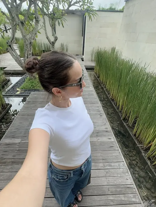 Untuk memaksimalkan gaya, Enzy hadirkan sentuhan aksesori yang begitu memikat.  [foto: Instagram/ Enzy Storia]