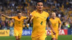 Penyerang Australia, Tim Cahill (tengah) merayakan golnya ke gawang Suriah pada laga kualifikasi Piala Dunia 2018 di  Sydney (10/10/2017). Australia menang 2-1  pada leg kedua tersebut. (AFP/William West)