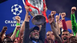 Jurgen Klopp. Pelatih berusia 54 tahun yang kini menangani Liverpool ini belum pernah sekalipun mengalami pemecatan saat mengarsiteki Mainz 05 dan Borussia Dortmund. Ditambah saat menangangi The Reds, ia total telah mengoleksi 11 trofi juara sejak 2001. (AFP/Ben Stansall)