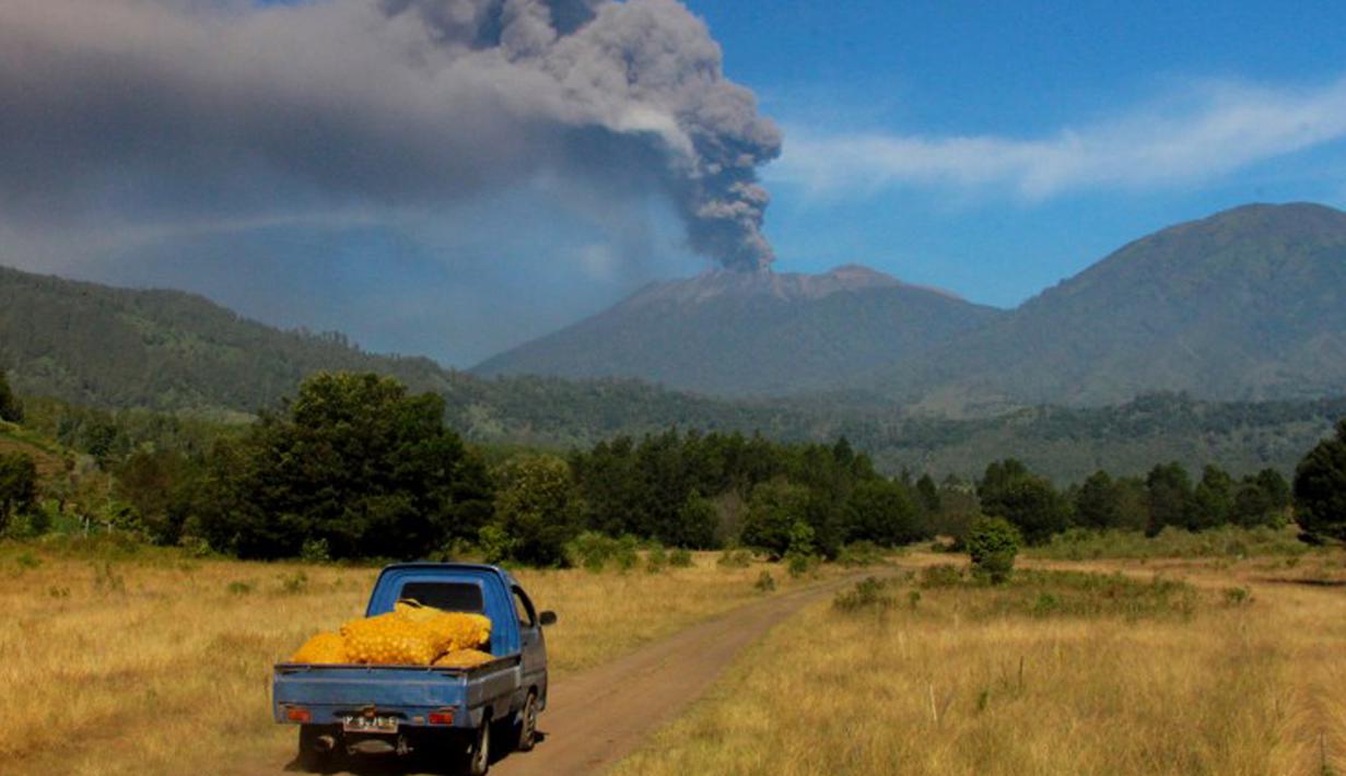 Awan Panas Gunung Raung Tak Mengusik Aktivitas Warga - Foto Liputan6.com