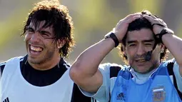 Argentina's football team coach Diego Maradona (R) gestures next to Carlos Tevez during a training session in Ezeiza, Buenos Aires on March 24, 2009. AFP PHOTO/Juan Mabromata 