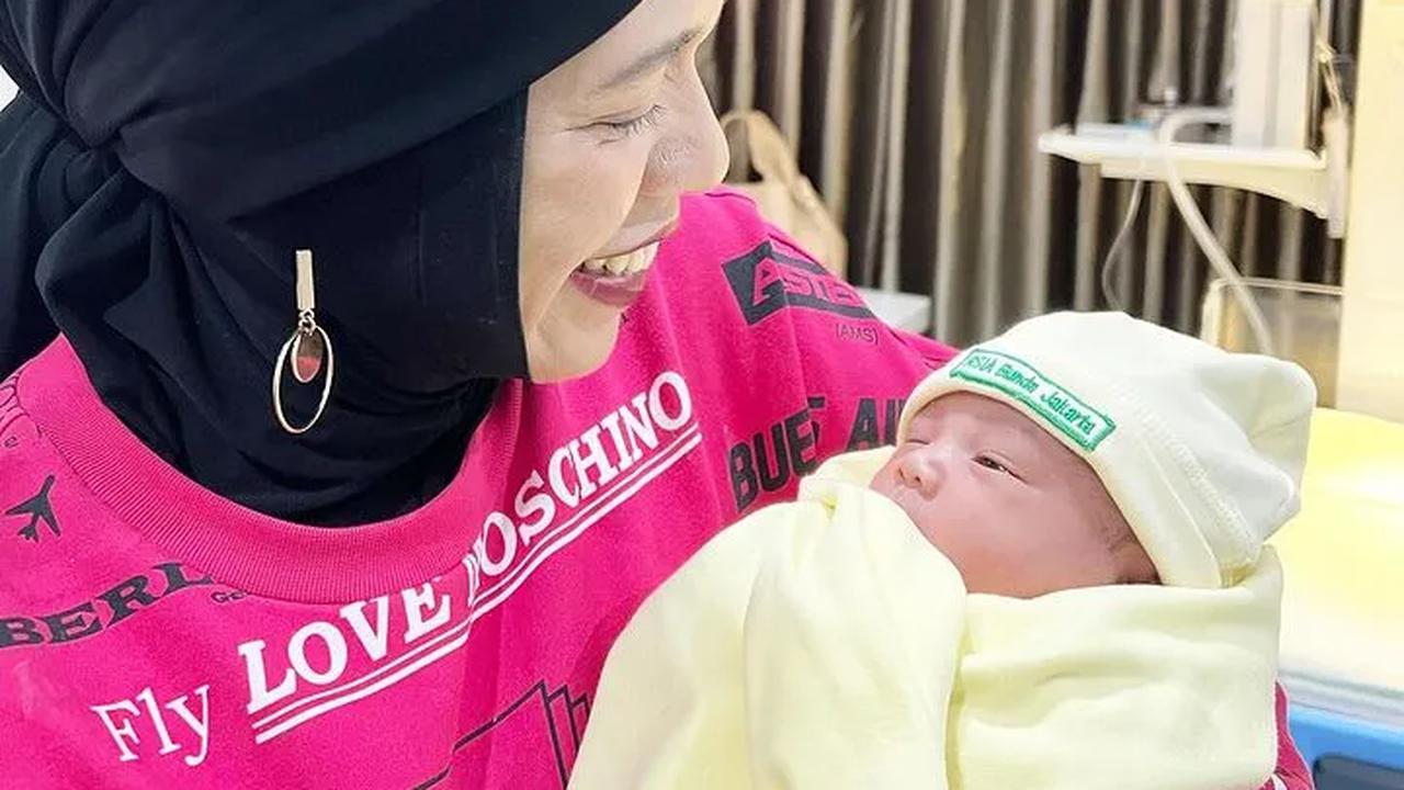 Tak sedikit pula yang menyampaikan doa buat Azura, anak kedua Atta dan Aurel.<br>
