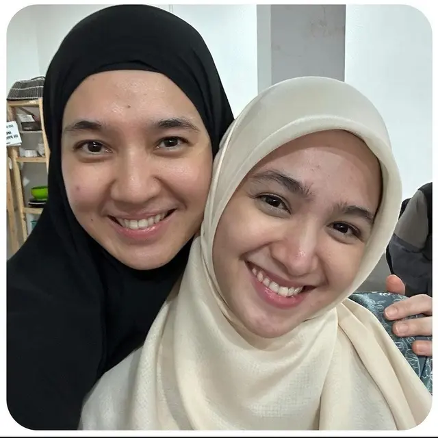 Dhini Aminarti belum lama ini mengunggah foto dengan Cut Syifa, netizen pangling karena keduanya dinilai memiliki wajah yang mirip