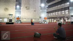 Pekerja sedang membersihkan karpet untuk penyelenggaraan Shalat Idul Adha di Masjid Istiqlal, Jakarta, Rabu (23/9/2015). Pemerintah menetapkan Idul Adha 10 Zulhijah 1436 Hijriah pada Kamis 24 September 2015. (Liputan6.com/Faizal Fanani)