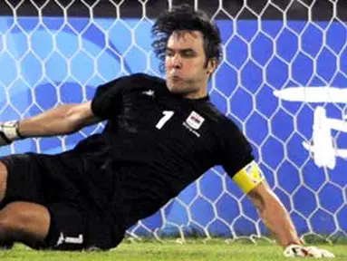 Serbia's Vladimir Stojkovic blocks a penalty shot during their 2008 Beijing Olympic Games men's first round Group A match against Argentina at the Worker's Stadium on August 13, 2008. Argentina won 2-0. AFP PHOTO/PEDRO UGARTE