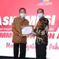 Wali Kota (Wako) Palembang Harnojoyo menerima penghargaan dari Coomunication Award kategori Dedikasi (Dok. Kominfo Palembang / Nefri Inge)