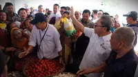 Menteri Perdagangan (Mendag) Zulkifli Hasan saat mengunjungi Pasar Johar, Semarang, Jawa Tengah. (Foto: Elza Hayarana/Liputan6.com).