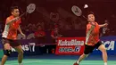 Tontowi Ahmad/Liliyana Natsir ganda campuran Indonesia dikalahkan oleh Zhang Nan/Zhao Yunlei di semifinal BCA Indonesia Open Premier Super Series 2015 di Istora Senayan Jakarta. (Peksi Cahyo/Bola.com)