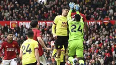 Manchester United gagal meraih kemenangan pada laga pekan ke-35 Premier League 2023/2024 usai ditahan imbang tamunya, tim peringkat ke-19, Burnley di Old Trafford, Manchester, Sabtu (27/4/2024). Sempat unggul lewat gol Antony pada menit ke-79, MU harus kebobolan lewat gol penalti Zeki Amdouni hanya tiga menit sebelum waktu normal berakhir. Kiper MU, Andre Onana menjadi biang timnya dihukum tendangan penalti setelah melakukan pelanggaran keras terhadap sang pencetak gol dengan meninju sang pemain saat terjadi kemelut di muka gawang. (AP Photo/Rui Vieira)