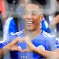 Gelandang Leicester City, Youri Tielemans, melakukan selebrasi usai membobol gawang Arsenal pada laga Premier League di Stadion King Power, Minggu (28/4). Leicester City menang 3-0 atas Arsenal. (AFP/Lindsey Parnaby)