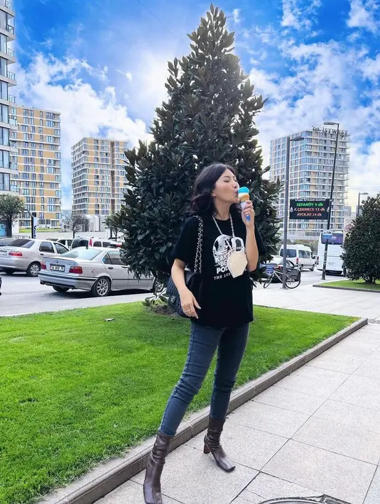 Gaya casual dan chic Sarwendah dengan printed t-shirt yang dipadu skinny jeans dan sepatu boots.  (Instagram/sarwendah29).