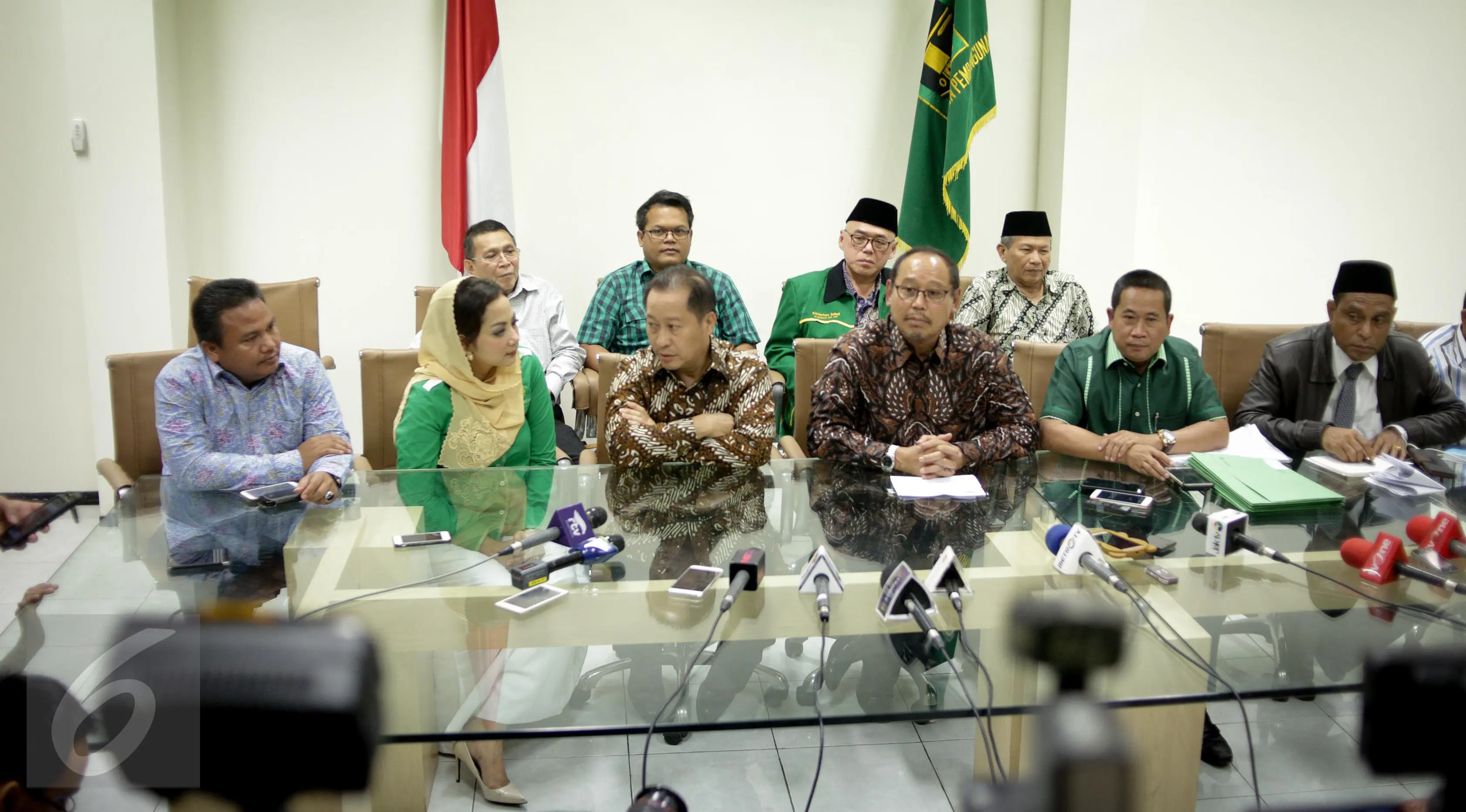 Ketua Umum DPP Partai Persatuan Pembangunan (PPP) Djan Faridz bersama jajarannya memberikan keterangan pers terkait pemecatan Lulung di Kantor DPP PPP, Jakarta, Senin (13/3). (Liputan6.com/Faizal Fanani)