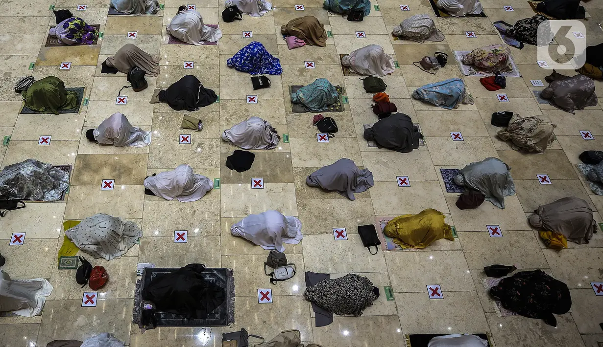Umat muslim melaksanakan salat tarawih di Masjid Istiqlal, Jakarta, Senin (12/4/2021). Pemerintah menetapkan awal puasa atau 1 Ramadan 1442 H jatuh pada 13 April 2021 berdasarkan keputusan bulat dari berbagai ormas Islam hingga ahli astronomi dalam Sidang Isbat. (Liputan6.com/Johan Tallo)