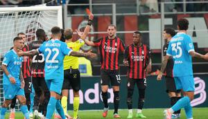 AC Milan harus bermain dengan 10 pemain setelah Pervis Estupinan mendapatkan kartu merah di menit ke-57. (AP Photo/Luca Bruno)