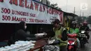 Warga menerima pembagian nasi bungkus gratis di Posko Perjuangan Rakyat (POSPERA), Jakarta, Rabu (10/3/2021). Pembagian 500 nasi bungkus beserta masker dan vitamin secara gratis setiap harinya dalam bentuk meringankan beban warga di tengah pandemi Covid-19. (merdeka.com/Imam Buhori)