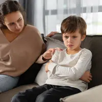 Dengan memahami kesalahan yang umum terjadi, kamu sebagai orangtua dapat mulai membangun pendekatan yang lebih mendukung tumbuhnya kemandirian anak, baik di rumah maupun di sekolah. [Dok/freepik.com]